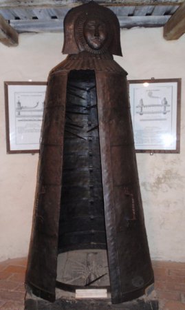 Одно из орудий пыток из замка Локенхауз. 1390488321 zamok-lokenhaus-muzey.-avstriya